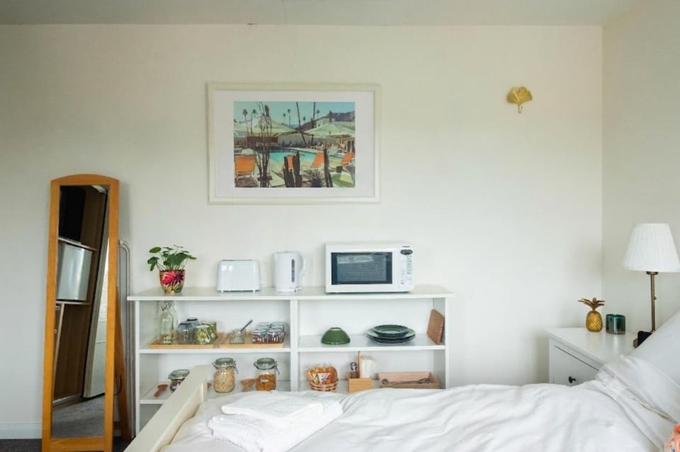 Kitchen or kitchenette, Bedroom, Breakfast