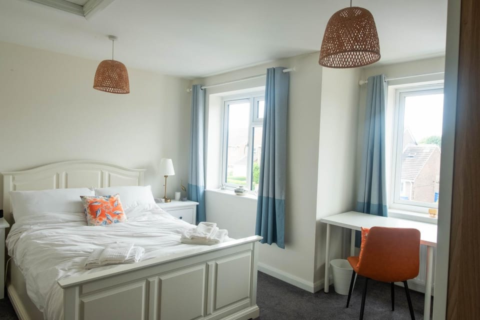 Bed, Bedroom, towels