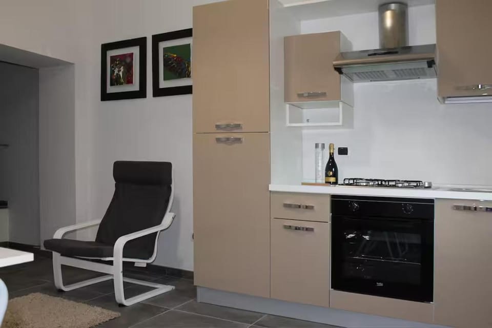 Kitchen or kitchenette, Seating area, Dining area, oven, stove
