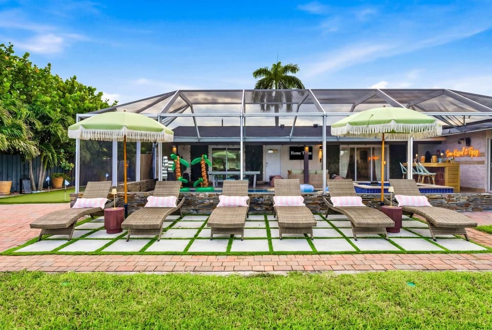 Mins to Beach Backyard Oasis Heated Pool & Spa House in West Palm Beach