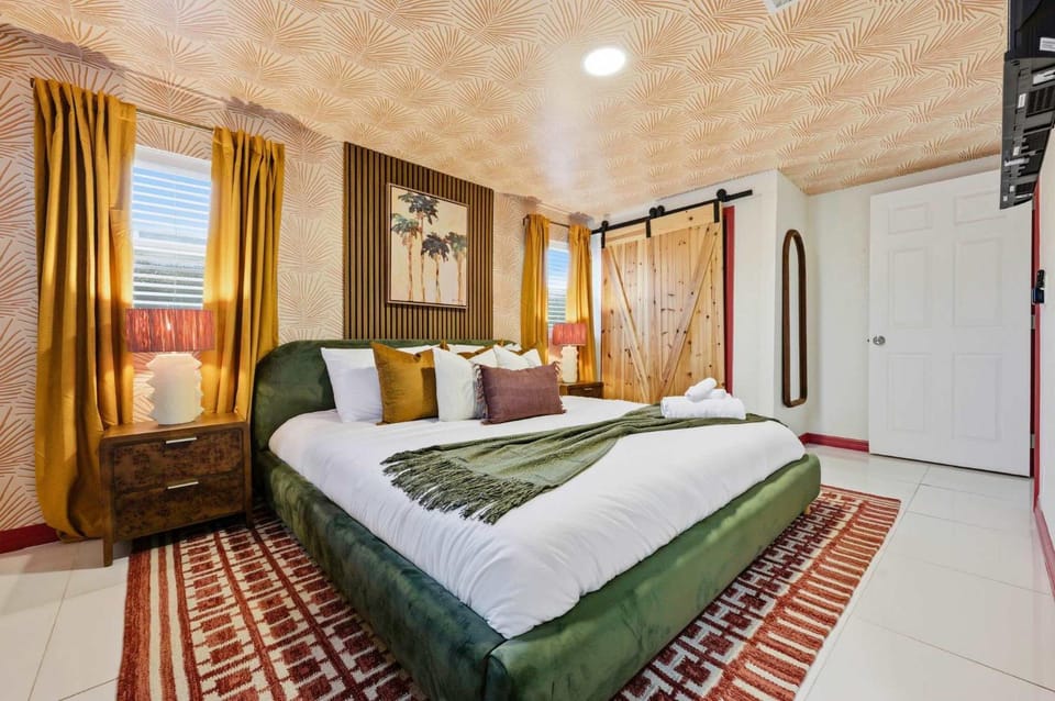 Mins to Beach Backyard Oasis Heated Pool & Spa House in West Palm Beach