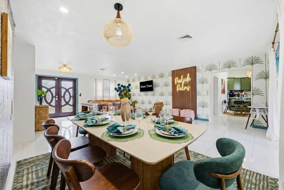 Mins to Beach Backyard Oasis Heated Pool & Spa House in West Palm Beach