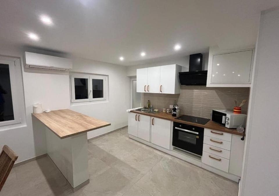 Coffee/tea facilities, Kitchen or kitchenette, Dining area, oven, stove