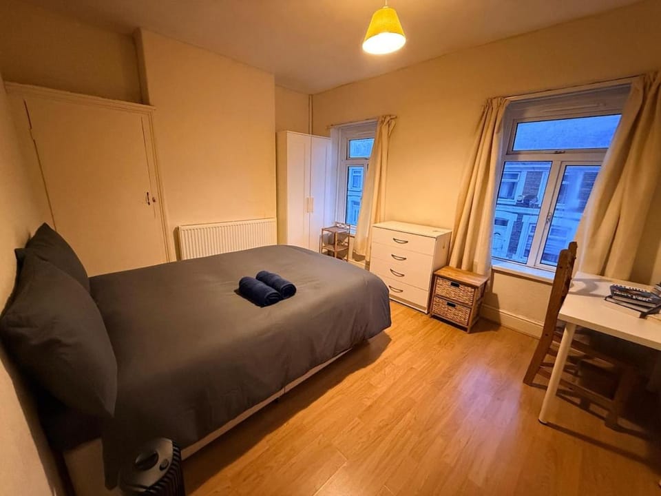 Serene Retreat with Hot Tub and Garden Apartment in Cardiff
