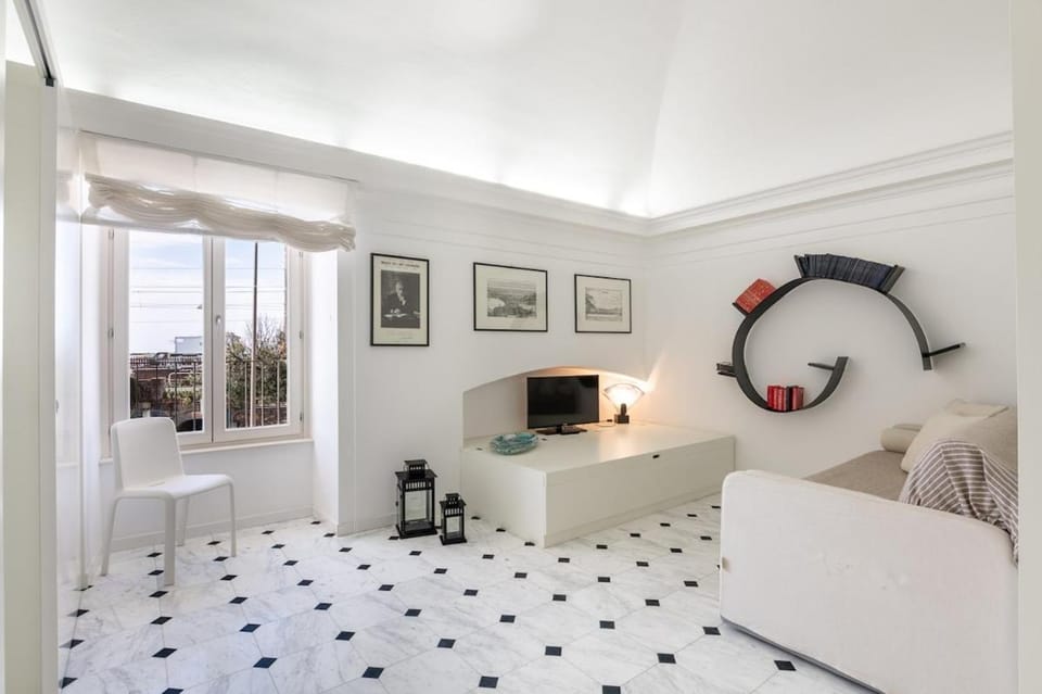 Bright Sea View Home, Steps from the Beach Apartment in Lavagna