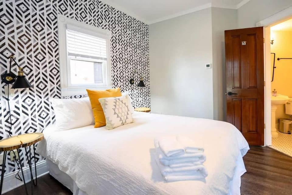 Bed, Bedroom, towels