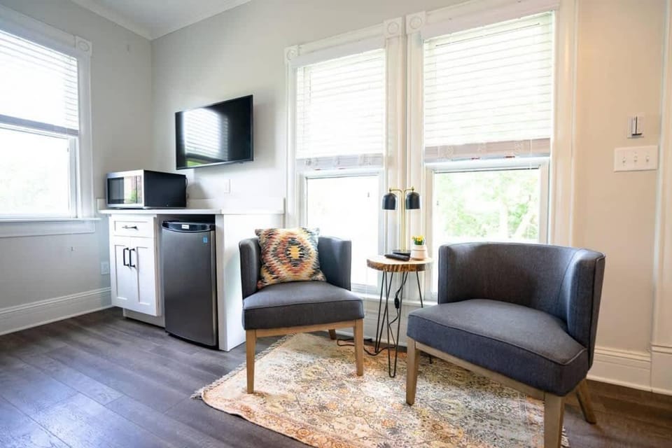 TV and multimedia, Kitchen or kitchenette, Living room, Seating area