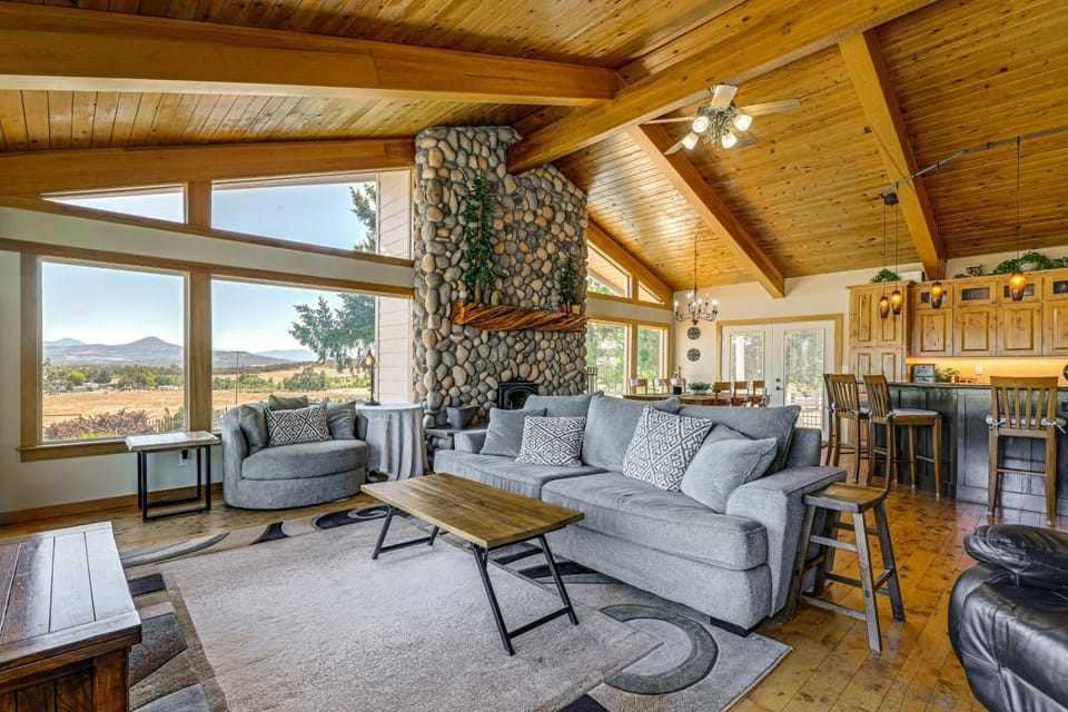 Private Mtn-View Pool! Rogue River Valley Escape House in Oregon