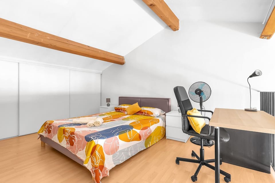 Photo of the whole room, Bedroom