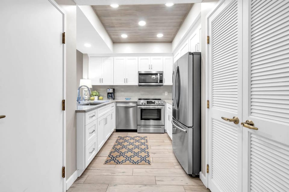 Vibrant condo with Resort amenities near beach Apartment in Miramar Beach
