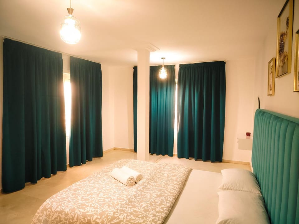 Bed, Photo of the whole room, Seating area, Bedroom