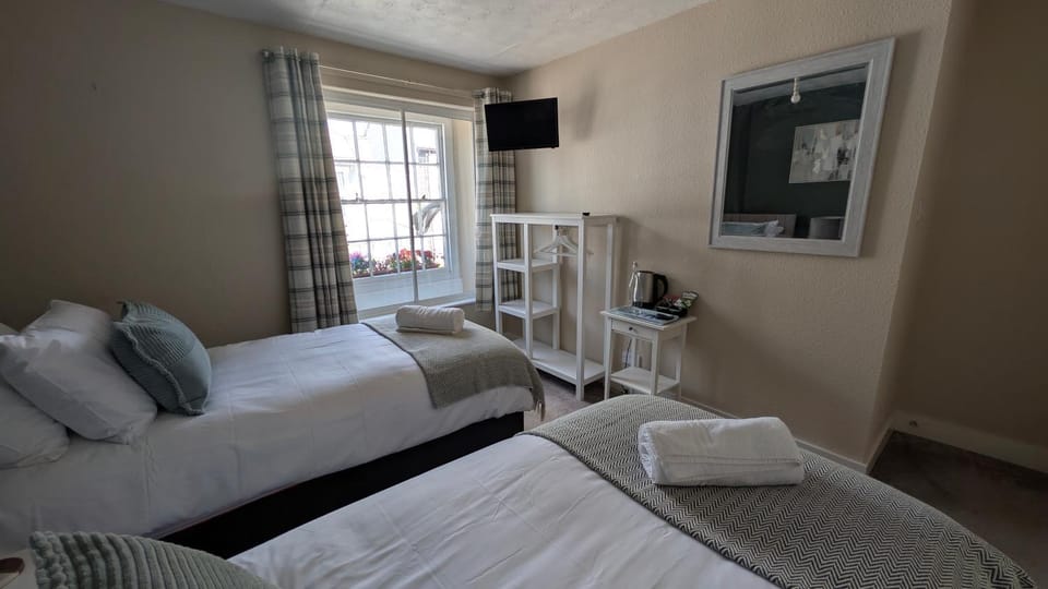 Bed, TV and multimedia, Photo of the whole room, Bedroom, towels