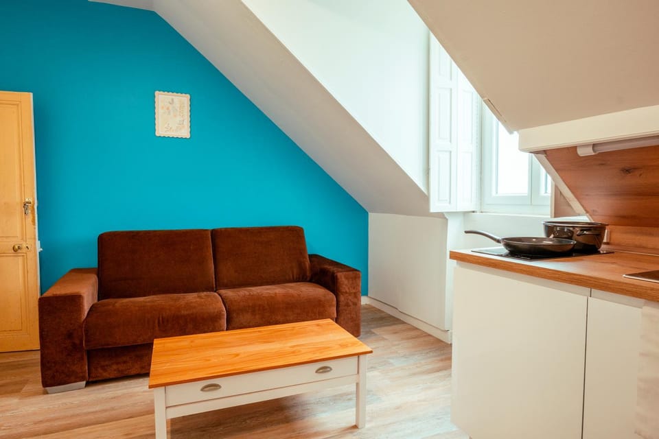 Bed, Living room