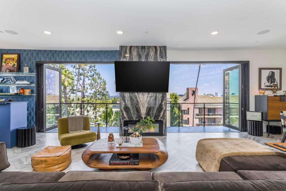 Beverly Hills Penthouse Rooftop Hot Tub & Panoramic City Views Apartment in West Hollywood