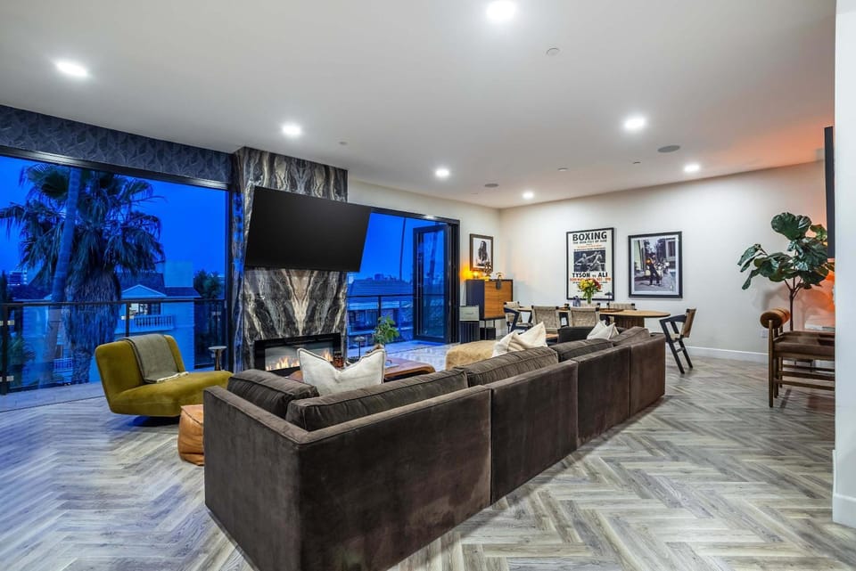 Beverly Hills Penthouse Rooftop Hot Tub & Panoramic City Views Apartment in West Hollywood
