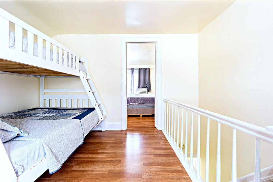 Bedroom, bunk bed