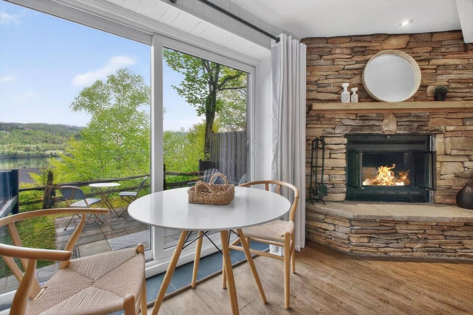 Lake & Mountain Views/Brick Fireplace/Free Shuttle Apartment in Mont-Tremblant