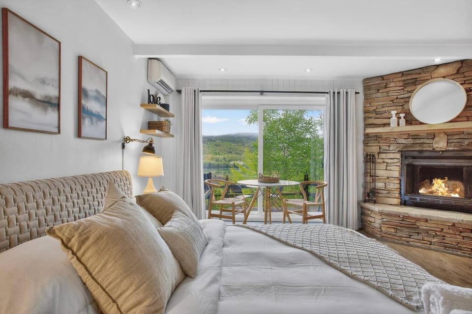 Lake & Mountain Views/Brick Fireplace/Free Shuttle Apartment in Mont-Tremblant