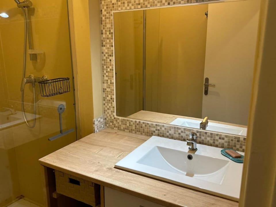 La Loge - Lumineux & Parking Apartment in Villeneuve-lès-Avignon
