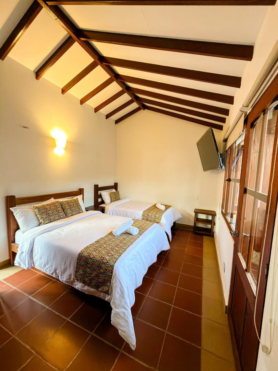 Bed, TV and multimedia, Photo of the whole room, Bedroom