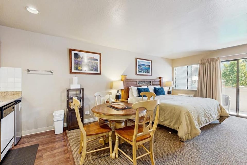 Pool View Studio with Private Beach Access Shared Pool Hot Tub Sauna Apartment in South Lake Tahoe