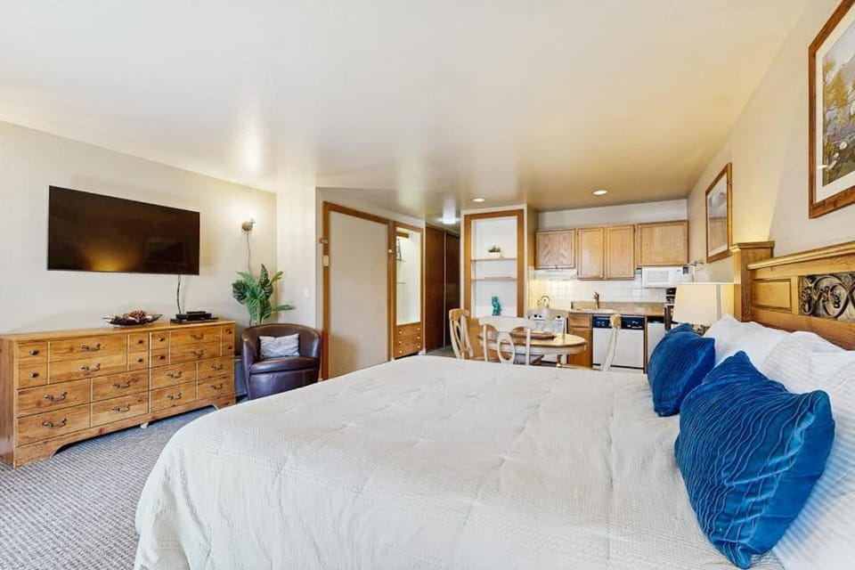 Pool View Studio with Private Beach Access Shared Pool Hot Tub Sauna Apartment in South Lake Tahoe