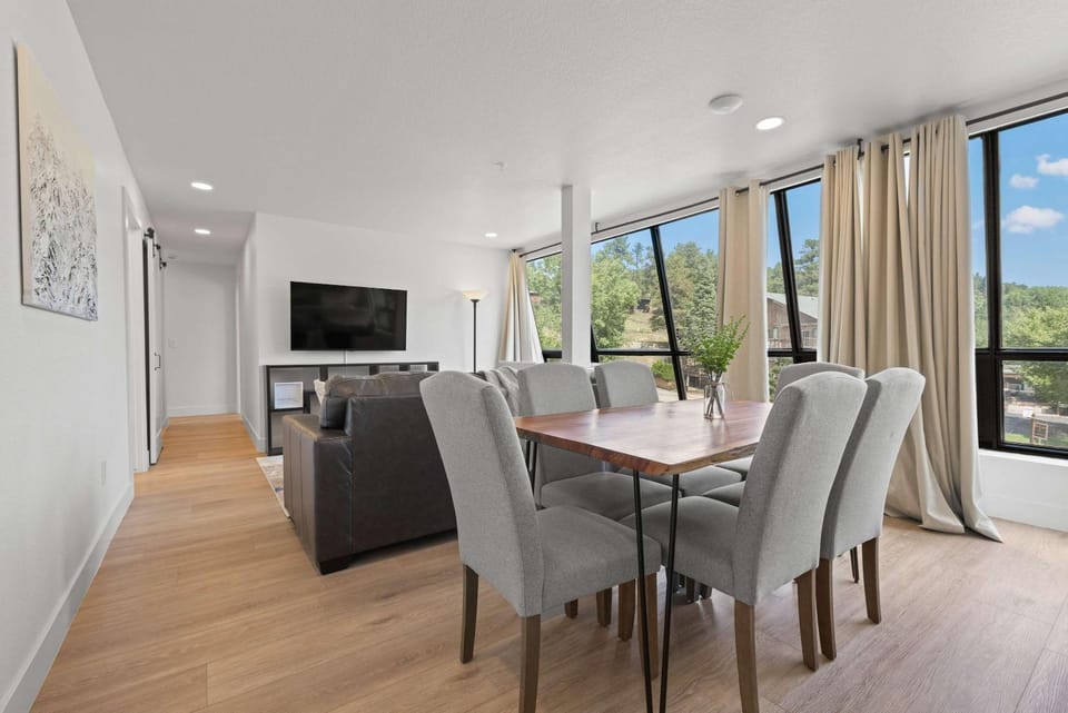 Beautiful Mountain Views in the Heart of Evergreen House in Evergreen