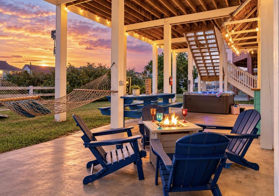 Patio, Hot Tub, Seating area, Dining area, Sunset, fireplace