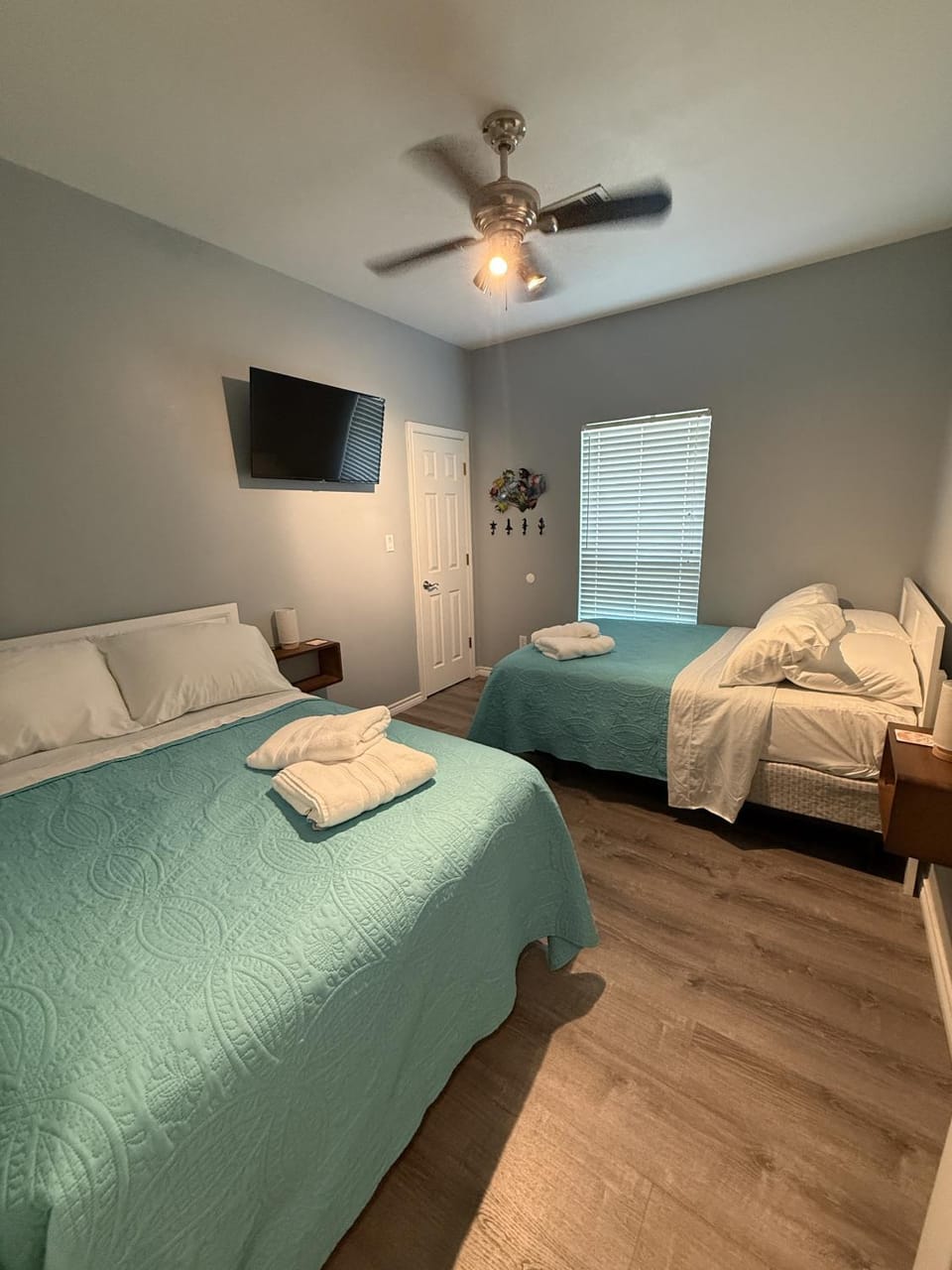 Bed, TV and multimedia, Photo of the whole room, Bedroom
