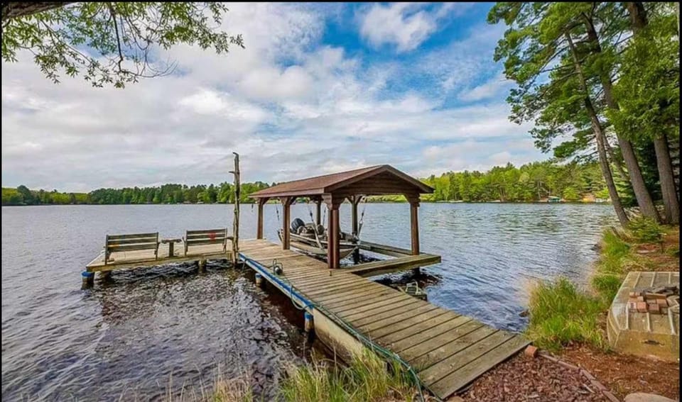 Lakefront home with private dock two decks kayaks & AC House in Eagle River