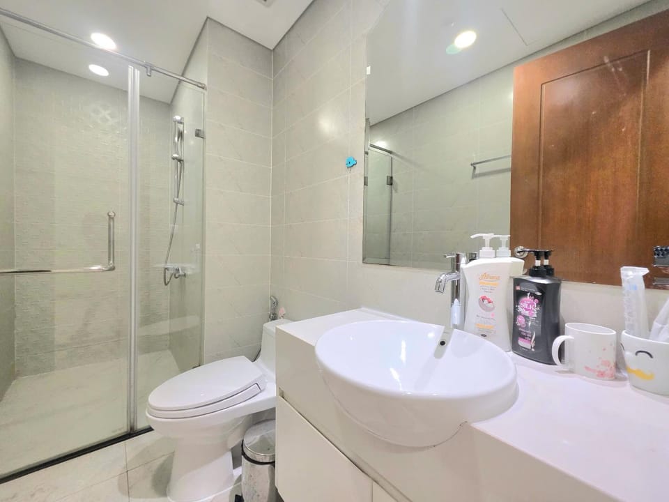 Shower, Toilet, Bathroom, bidet, towels