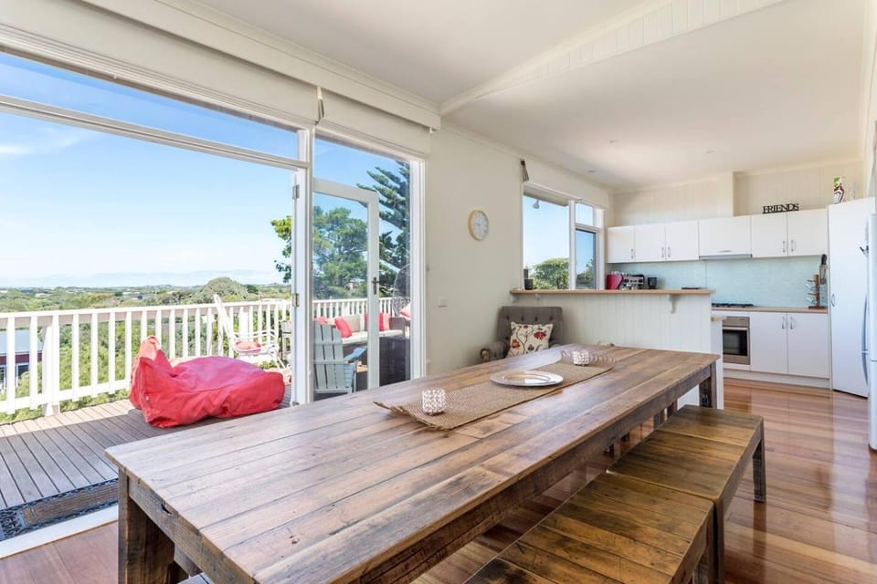 Pets welcome. Walk to beach. Bay views. House in Melbourne Road