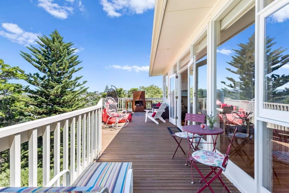 Pets welcome. Walk to beach. Bay views. House in Melbourne Road