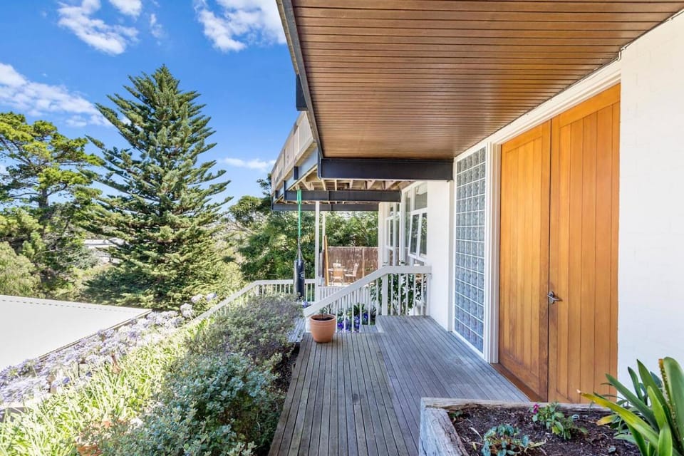 Pets welcome. Walk to beach. Bay views. House in Melbourne Road