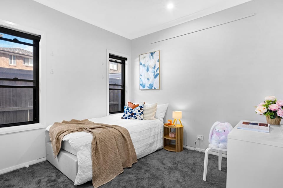 Extra Spacious Modern Retreat near Tallawong Metro House in Sydney