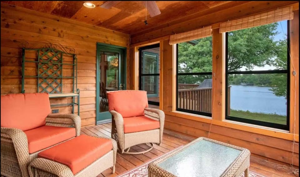 Dog Friendly Lakefront Escape Dock Fire pit game room House in Wisconsin