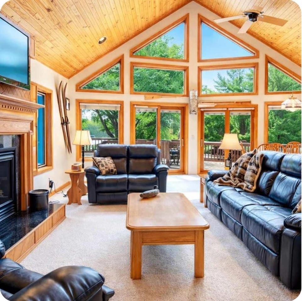 Dog Friendly Lakefront Escape Dock Fire pit game room House in Wisconsin