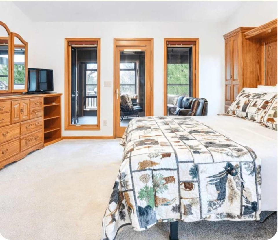 Dog Friendly Lakefront Escape Dock Fire pit game room House in Wisconsin