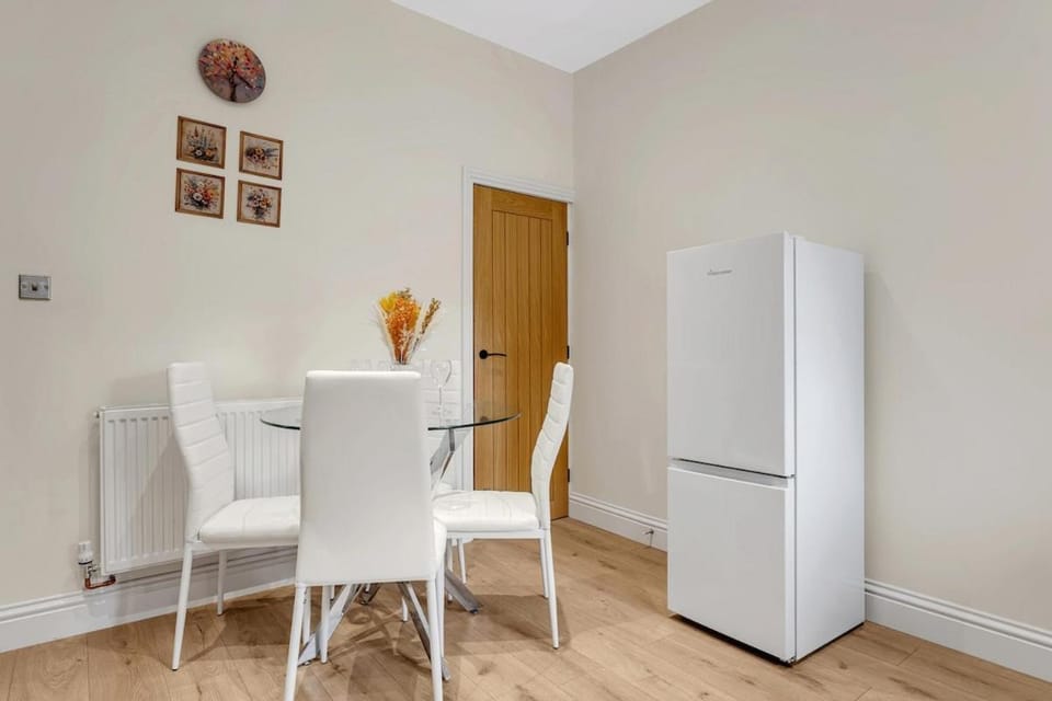 Stunning Luxury 2 Bed Room House Sleeps 5 Apartment in Coventry