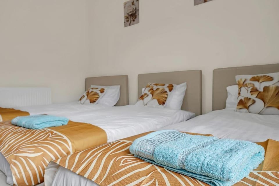 Stunning Luxury 2 Bed Room House Sleeps 5 Apartment in Coventry
