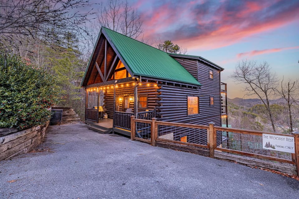 Dream Smoky Mountain Escape with Epic Views, Hot Tub, Fast WiFi & Near Dollywood House in Sevier County