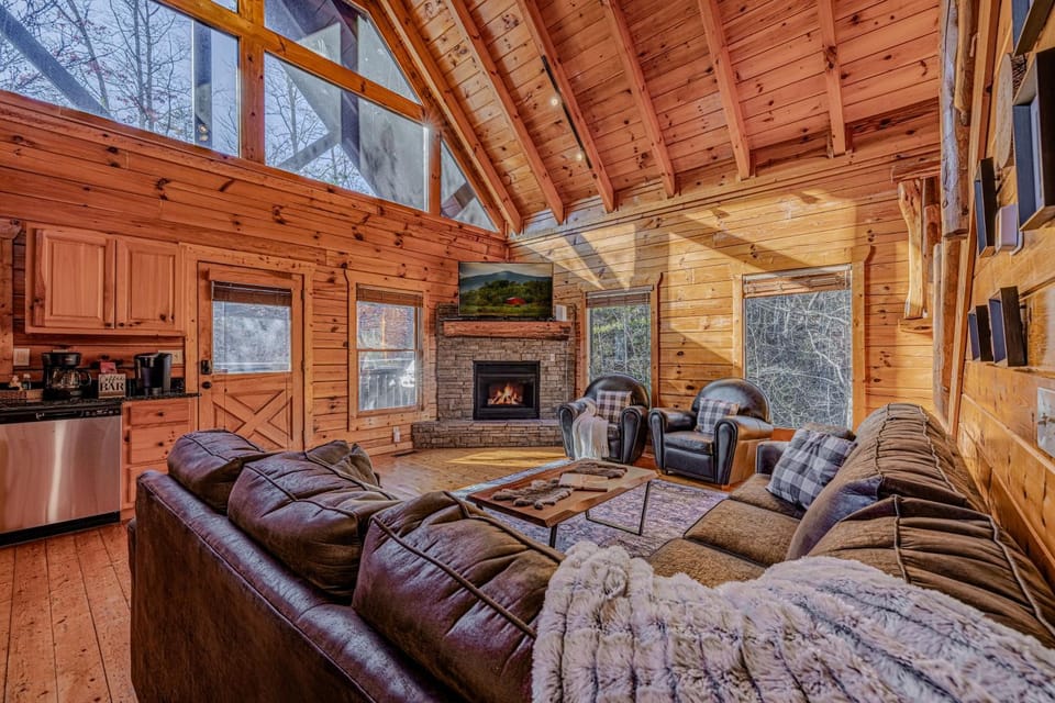 Dream Smoky Mountain Escape with Epic Views, Hot Tub, Fast WiFi & Near Dollywood House in Sevier County