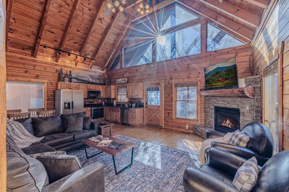 Dream Smoky Mountain Escape with Epic Views, Hot Tub, Fast WiFi & Near Dollywood House in Sevier County