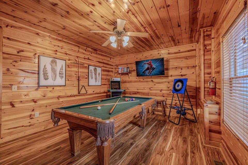 Labor Day & Fall Getaway, Epic Mountain Views, Hot Tub, Near Dollywood House in Sevier County