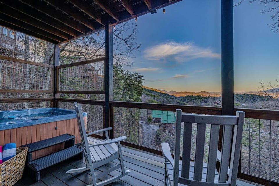 Labor Day & Fall Getaway, Epic Mountain Views, Hot Tub, Near Dollywood House in Sevier County