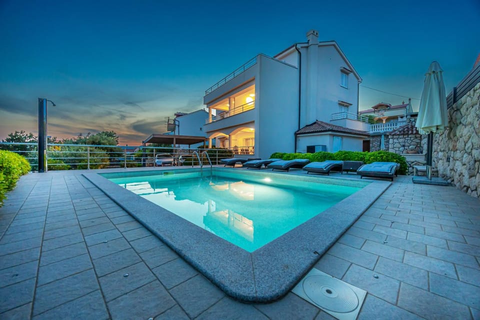 Property building, Balcony/Terrace, Swimming pool