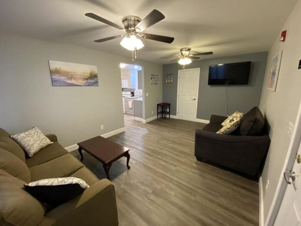 1 Bed 1 Bath Suite On Strip House in Geneva-on-the-Lake