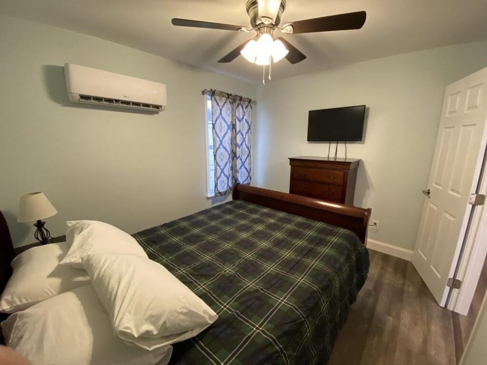 1 Bed 1 Bath Suite On Strip House in Geneva-on-the-Lake