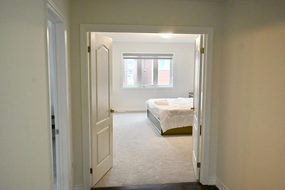 Elegant 4 Bedroom Luxury Retreat with 2 Sofa Beds, Close to Niagara Falls and Niagara On lake Bed and Breakfast in Saint Catharines
