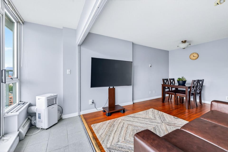 Communal lounge/ TV room, TV and multimedia, Living room, Seating area, Dining area, Evening entertainment